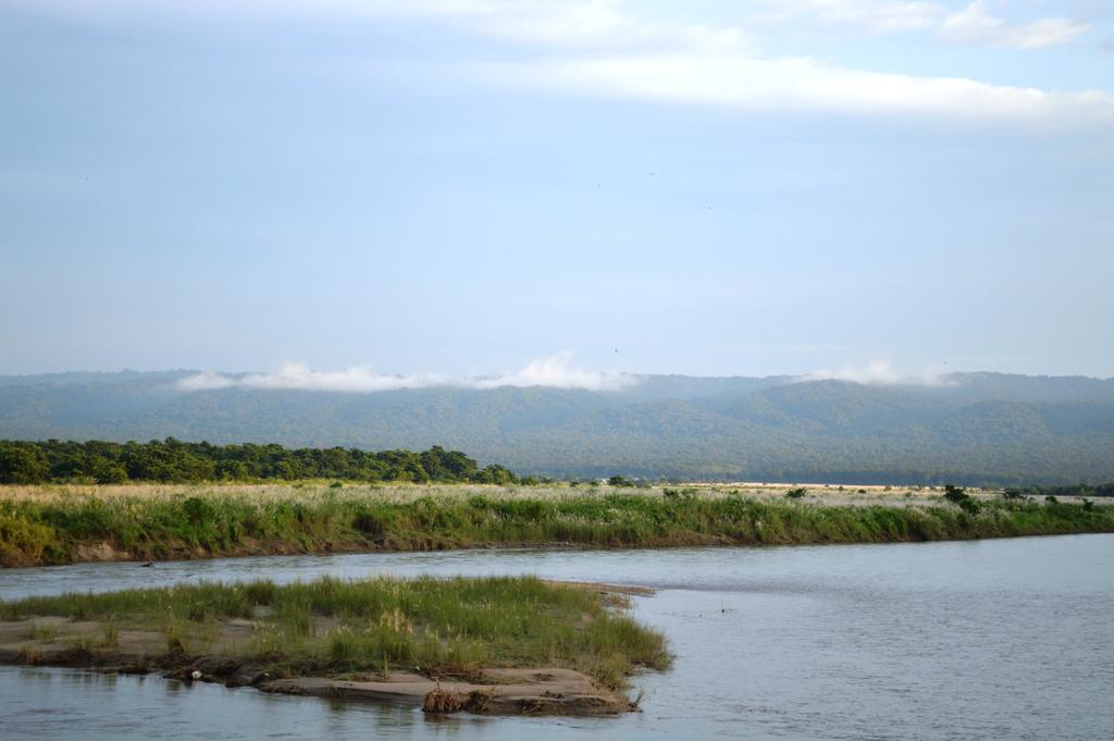 Chitwan Paradise Hotel Sauraha Luaran gambar