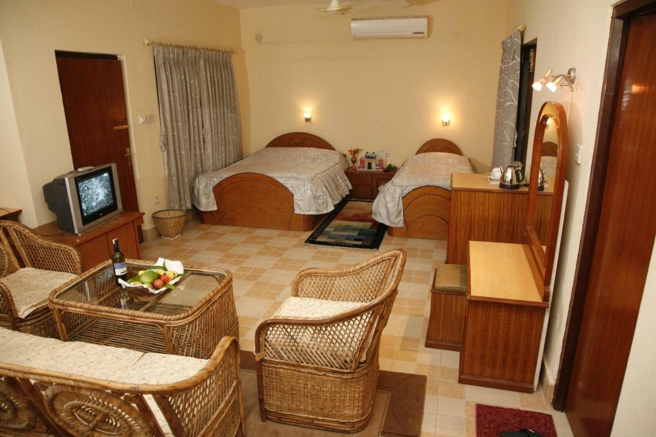 Chitwan Paradise Hotel Sauraha Luaran gambar