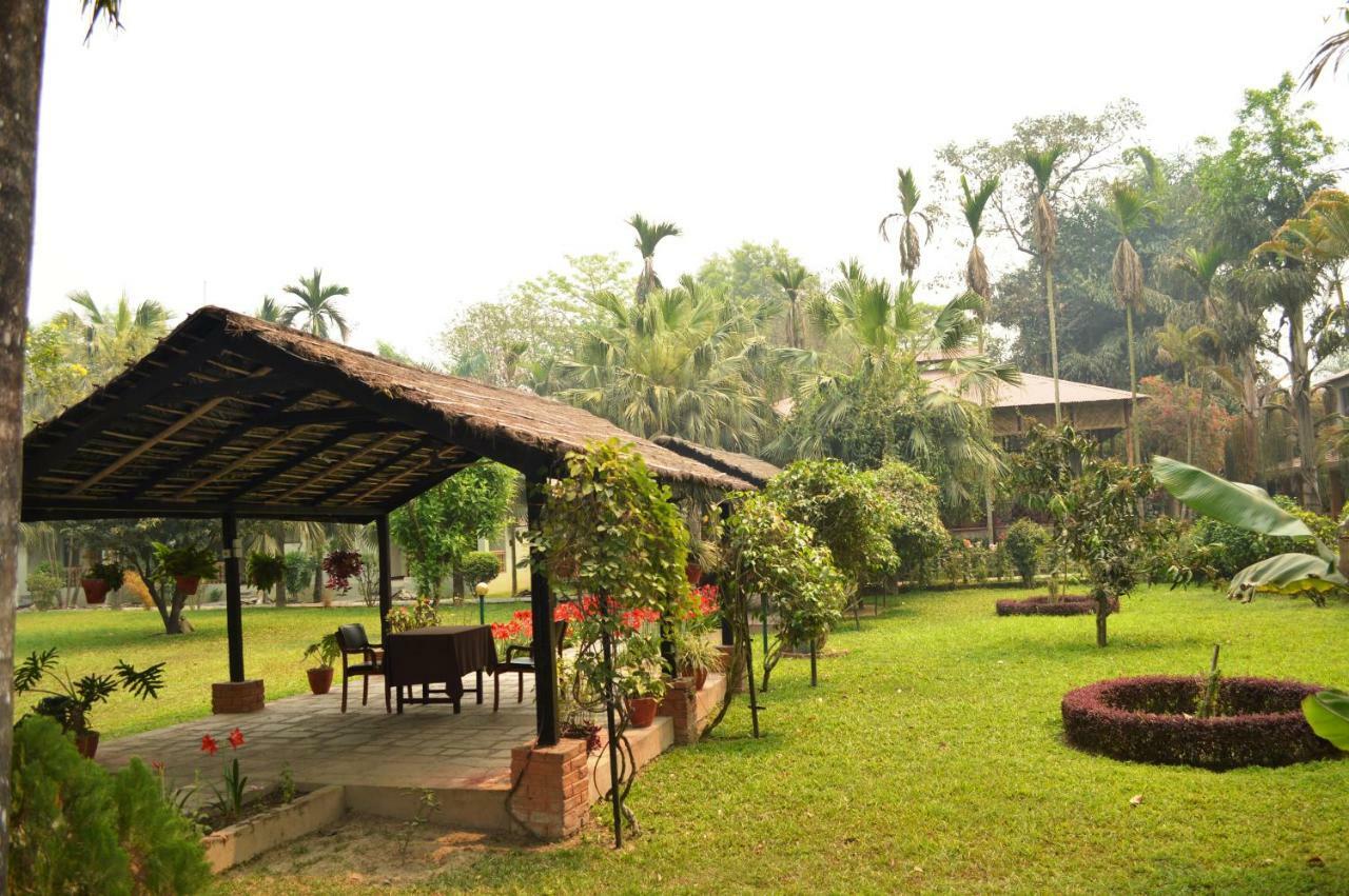Chitwan Paradise Hotel Sauraha Luaran gambar